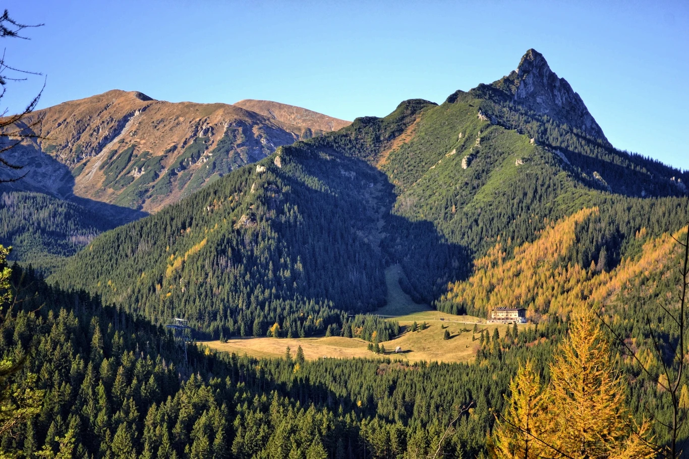 Polana Kalatówki jest malowniczo umiejscowiona, przez co można podziwiać z niej widok na rejon Kasprowego Wierchu. 