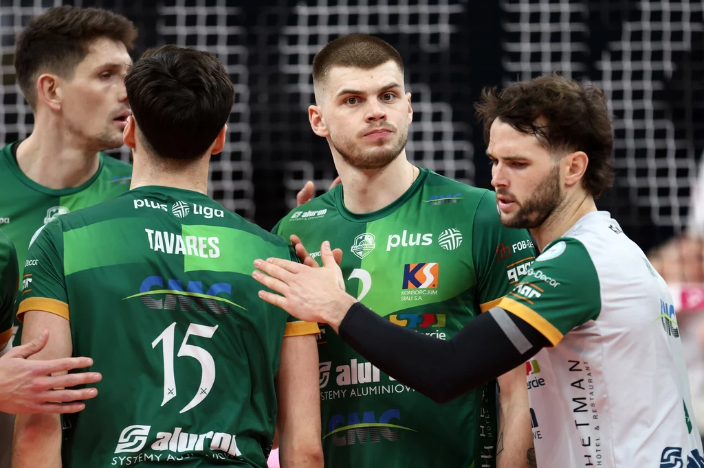Bartosz Kwolek (drugi z prawej) i siatkarze z Zawiercia