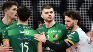 Bartosz Kwolek (drugi z prawej) i siatkarze z Zawiercia