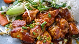 Kurczak w sosie hoisin to bomba smaku, która przypadnie do gustu miłośnikom kuchni azjatyckiej | Fot. yatomo