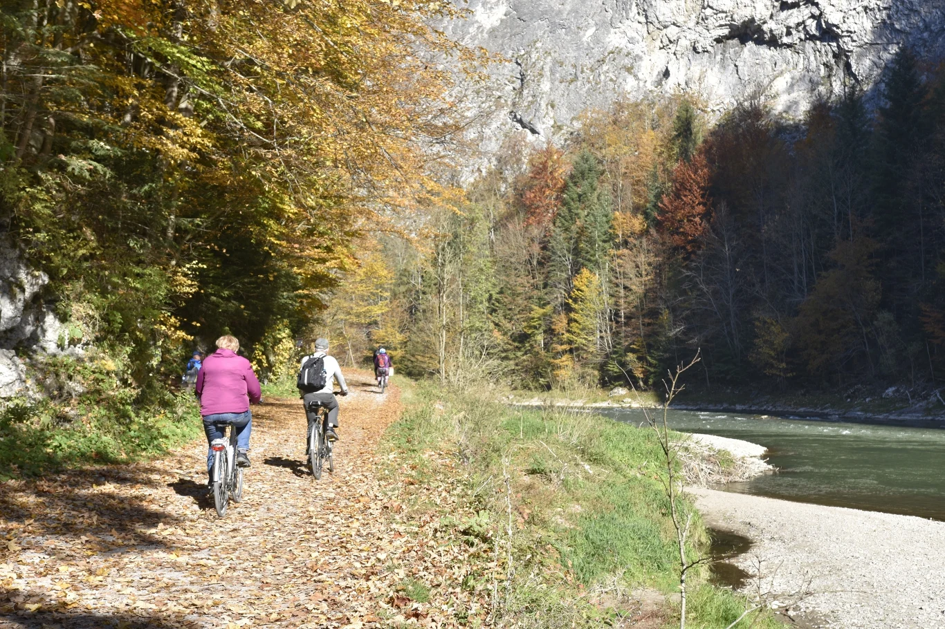 Jesienne wycieczki rowerowe oferują malownicze widoki. Trasa wzdłuż Dunajca do Czerwonego Klasztoru dostarcza piękne pejzaże jak nigdzie indziej. 