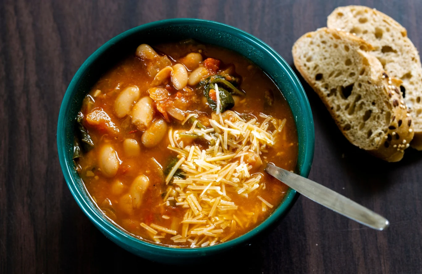 Fasolka po toskańsku smakuje wyśmienicie. Wielu woli ją od fasolki po bretońsku | Fot. GEOLEE Fasolka po toskańsku smakuje wyśmienicie. Wielu woli ją od fasolki po bretońsku | Fot. GEOLEE