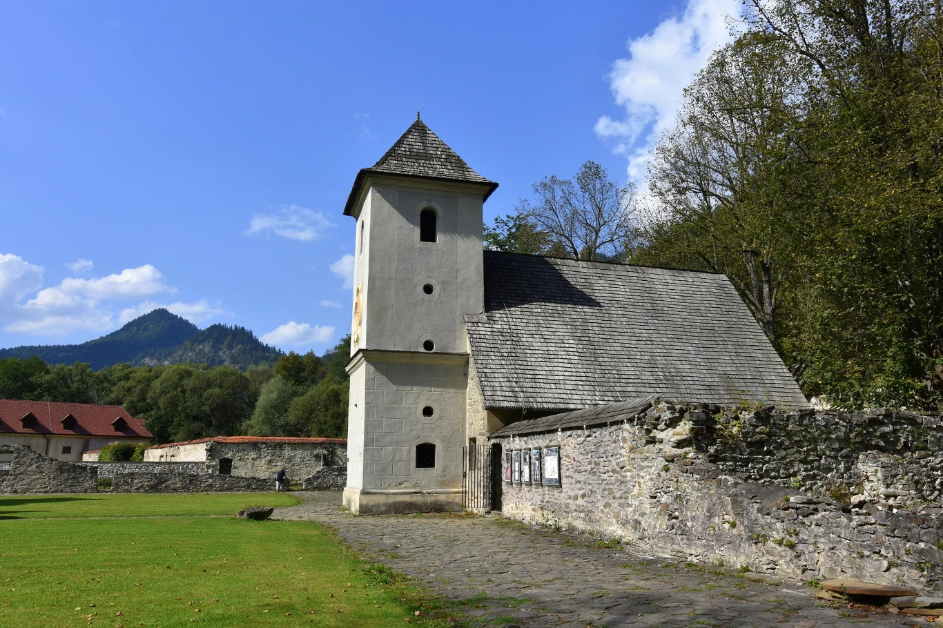 Czerwony Klasztor to popularny cel wycieczek, również tych rowerowych. 