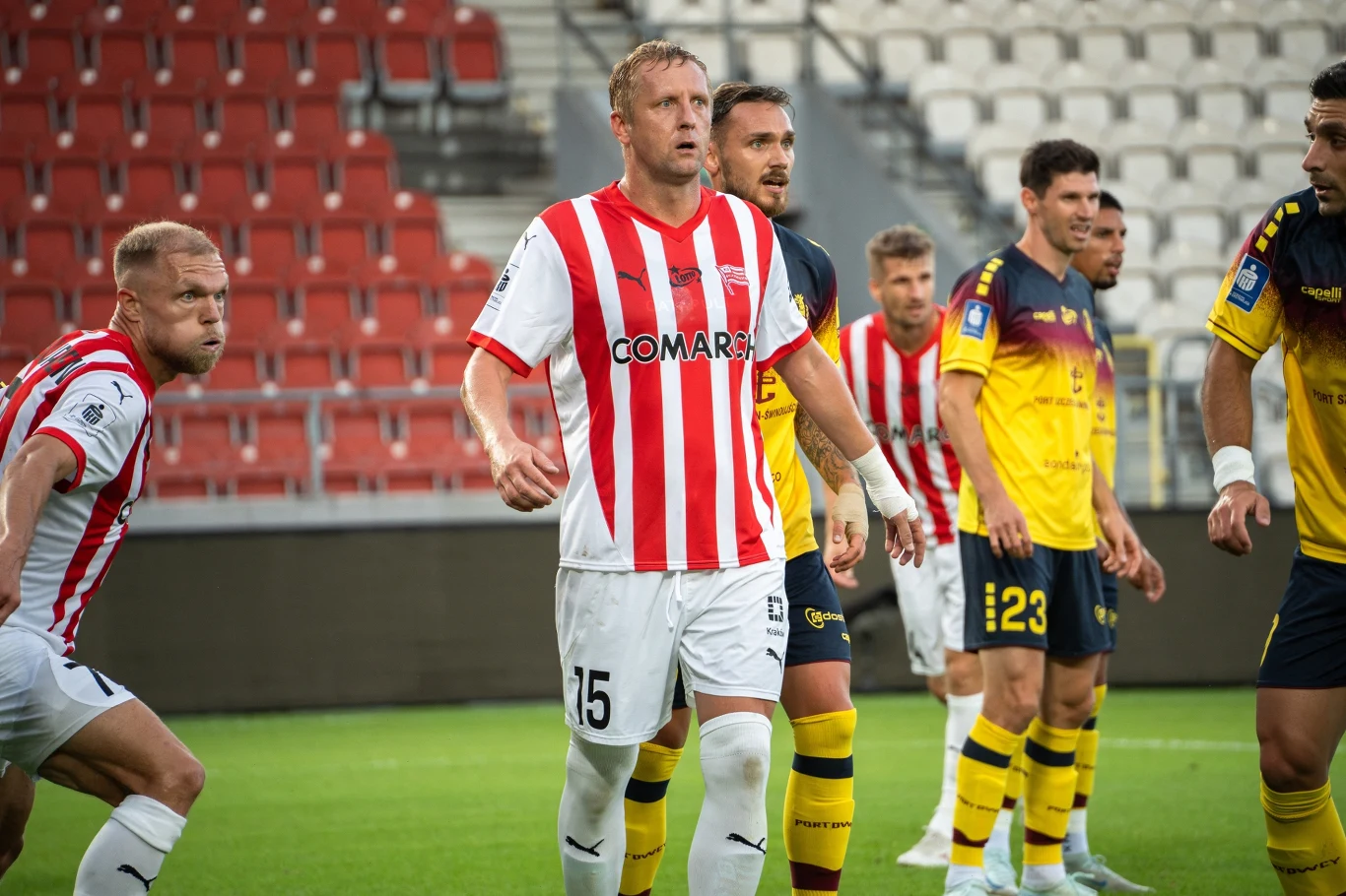 Kamil Glik (przodem) z Cracovii w meczu z Pogonią