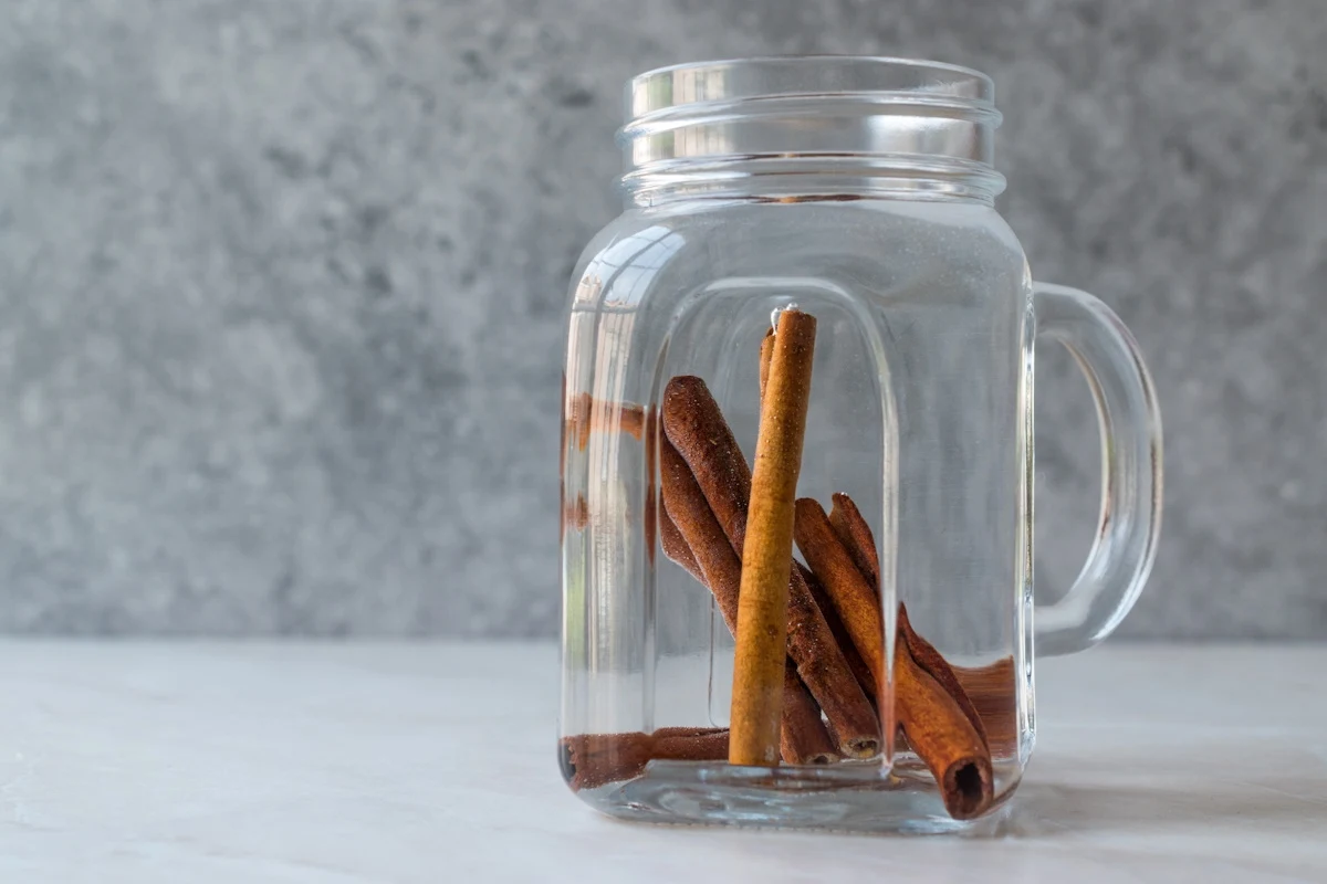 Woda z cynamonem hamuje apetyt, a także poprawia przemianę materii. Warto po nią sięgać w czasie odchudzania. Woda z cynamonem hamuje apetyt, a także poprawia przemianę materii. Warto po nią sięgać w czasie odchudzania.