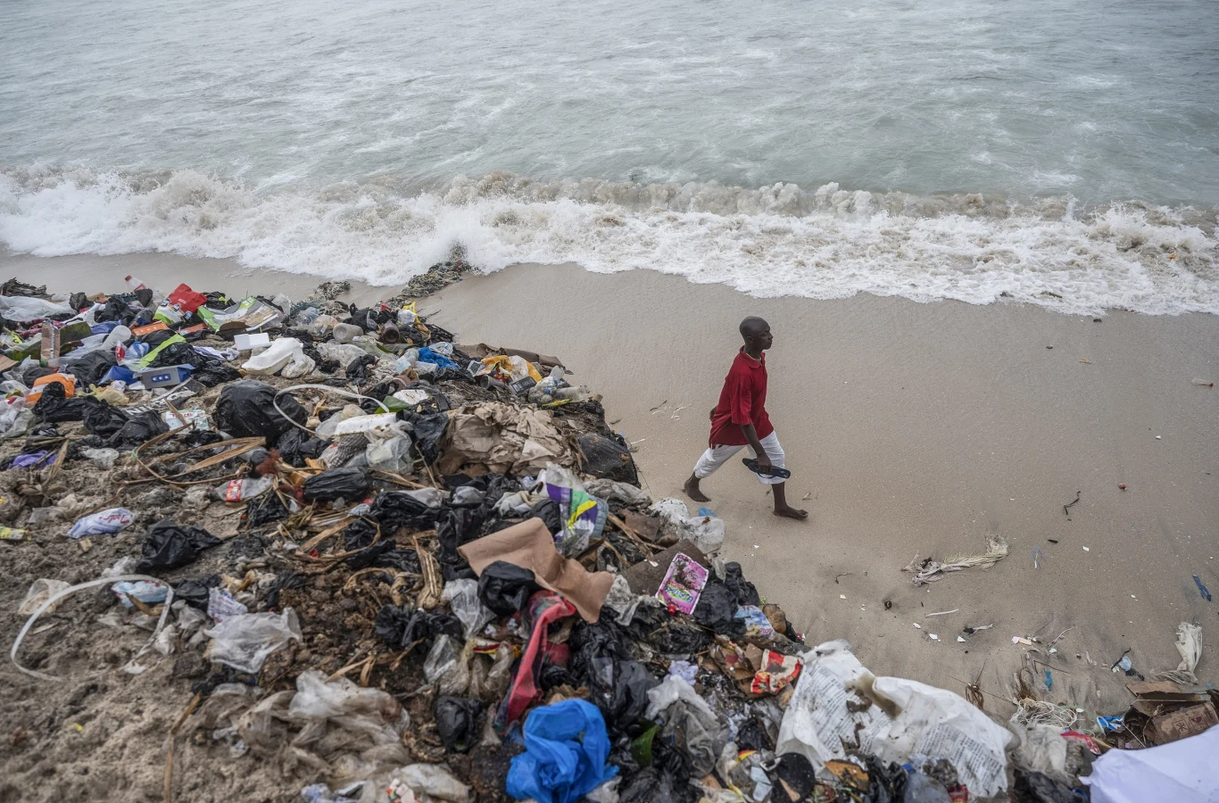 Plaże w Ghanie są zalewane przez tony śmieci i zużytych ubrań z Europy