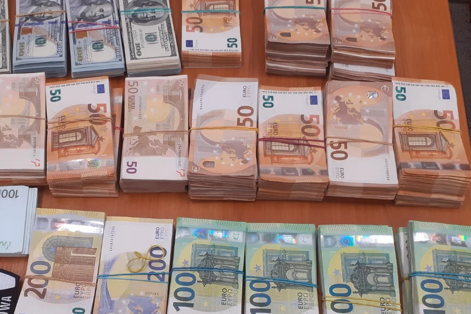 Ukrainka nielegalnie przewoziła w gotówce równowartość ponad 1,7 mln zł. Wpadła podczas kontroli pociągu. Źródło: IAS w Rzeszowie Ukrainka nielegalnie przewoziła w gotówce równowartość ponad 1,7 mln zł. Wpadła podczas kontroli pociągu. Źródło: IAS w Rzeszowie