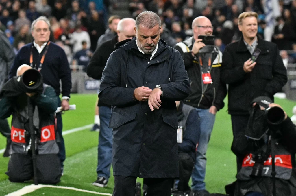 Trener Tottenhamu, Ange Postecoglou. Mecz w Londynie rozpoczął się z 35-minutowym opóźnieniem Trener Tottenhamu, Ange Postecoglou. Mecz w Londynie rozpoczął się z 35-minutowym opóźnieniem