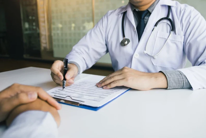 Zwolnienie lekarskie może mieć oznaczenie literowe: A, B, C, D, E. Każde z nich wskazuje na inną przyczynę niezdolności do pracy