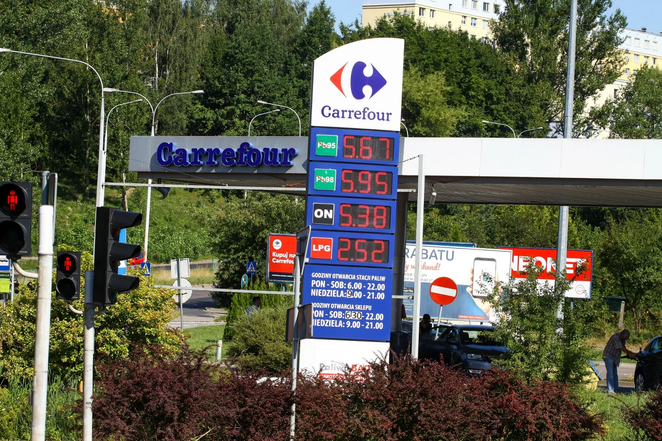 Carrefour chce pozbyć się swojej sieci stacji benzynowych przy supermarketach. Wśród zainteresowanych kupnem jest operator sieci Moya Carrefour chce pozbyć się swojej sieci stacji benzynowych przy supermarketach. Wśród zainteresowanych kupnem jest operator sieci Moya