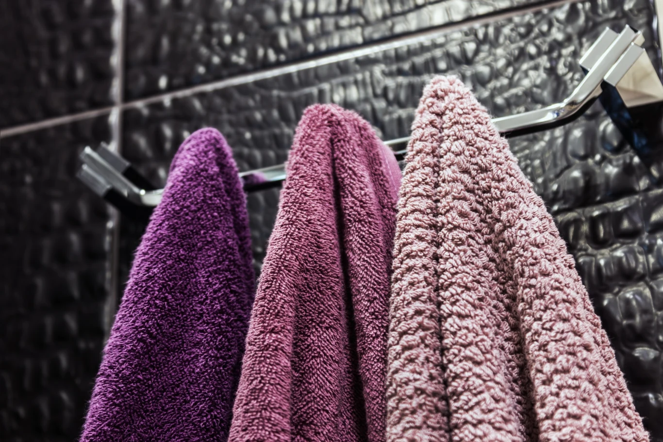 Nie zostawiaj ręczników na haczykach. W ten sposób nie wyschną porządnie Nie zostawiaj ręczników na haczykach. W ten sposób nie wyschną porządnie