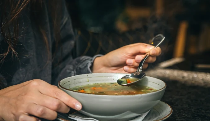 Rosół od lat uchodzi za naturalny sposób na przeziębienie. Dziś jego działanie potwierdzają także badania naukowe