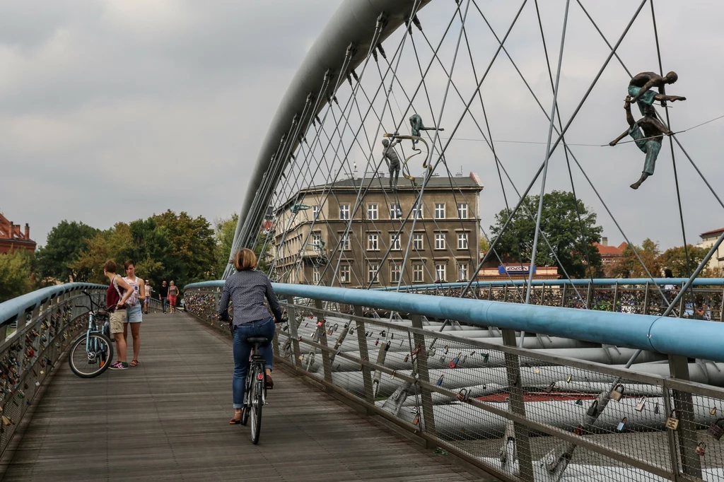 Kładka Bernatka jest jednym z popularnych i lubianych miejsc Zabłocia 