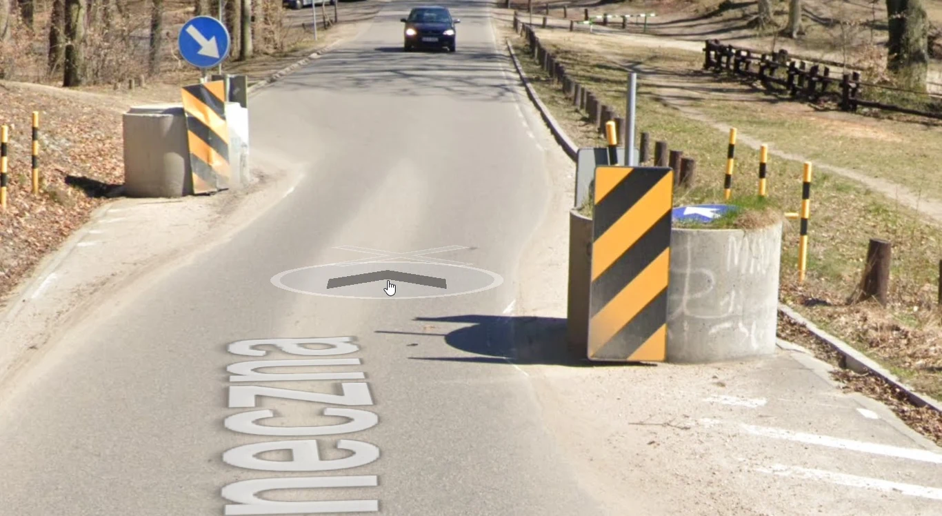 Do zwężenia drogi wystarczyłby same znaki pionowe. Stawanie betonowych zapór było absurdem / Fot: Google Maps