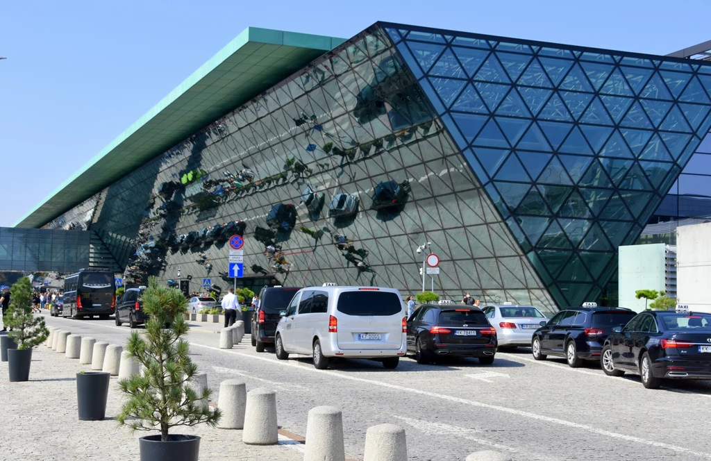 Lotnisko w Balicach, Krakow Airport terminal pasazerski, postoj taksowek