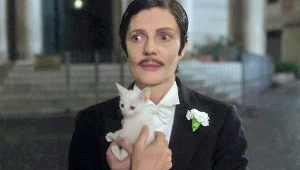 "Marcello Mio": Wcieliła się w słynnego ojca. Wygląda tak samo jak on