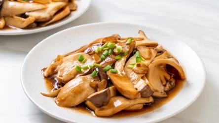Danie z boczniaków lepsze niż w restauracji. Zrobisz je w jednym garnku