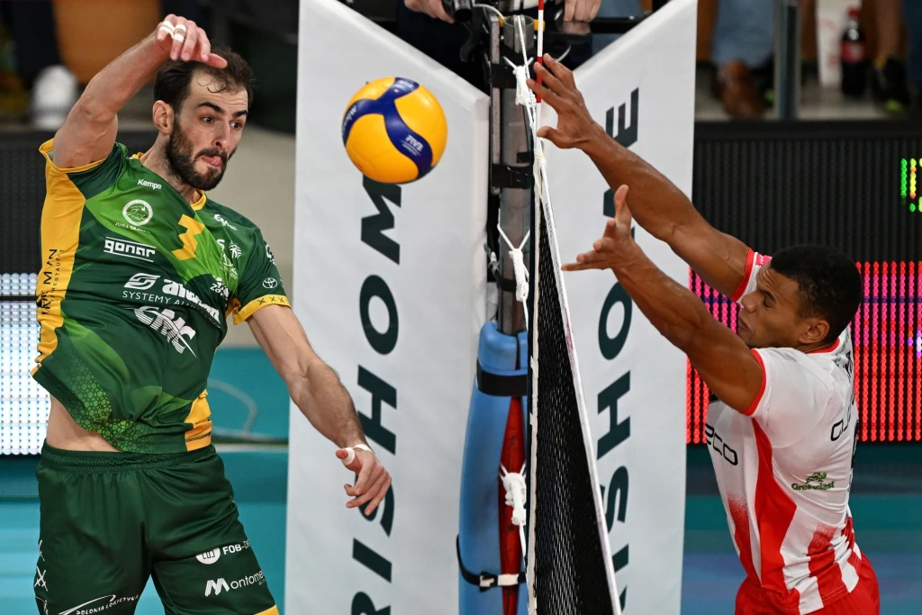 Aaron Russell atakuje, Stephen Boyer próbuje blokować