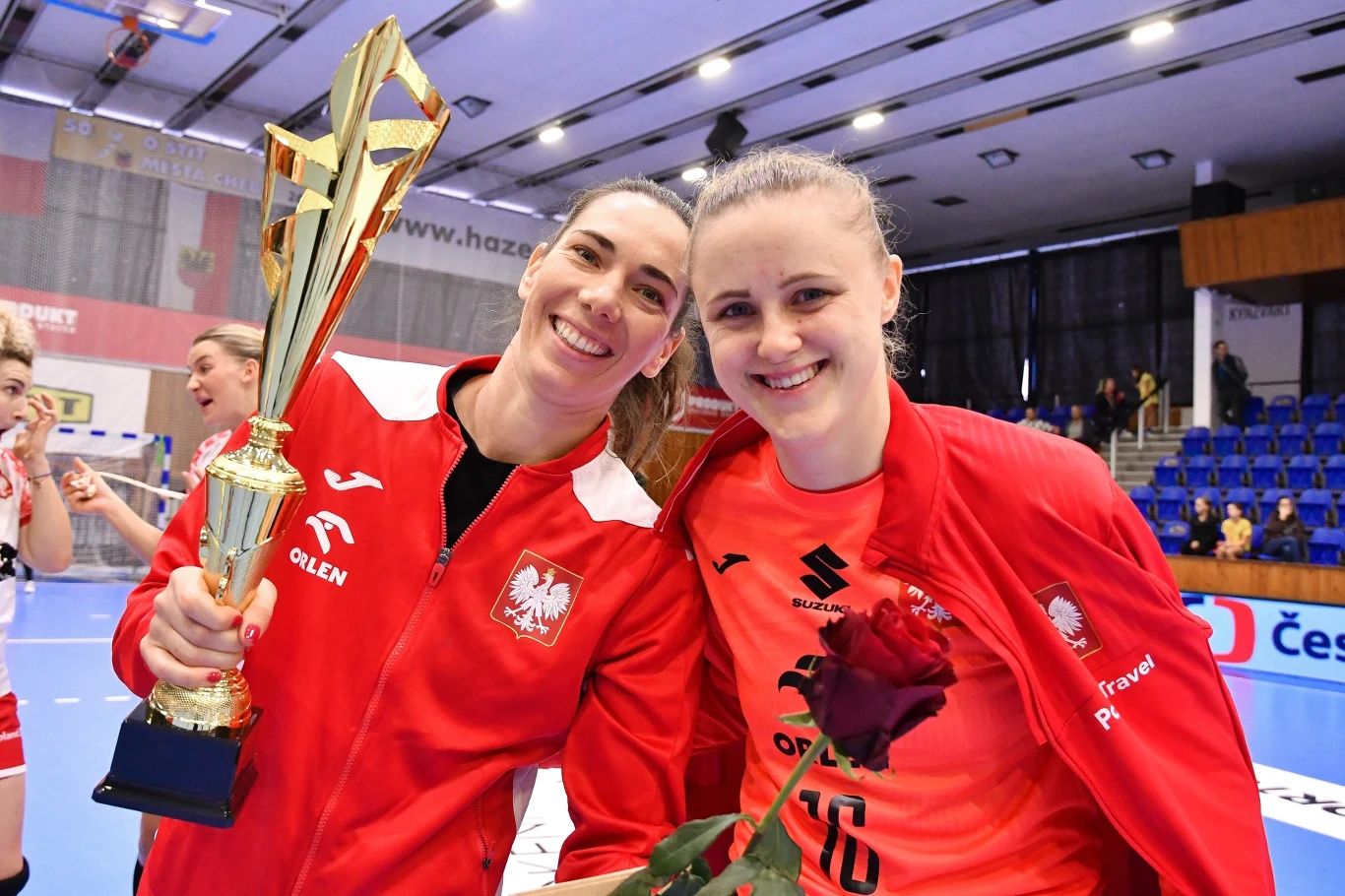 Monika Kobylińska z pucharem za wygranie turnieju w Chebie. Obok Adrianna Płaczek