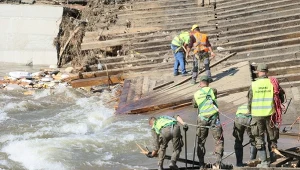 Wojska inżynieryjne pomagają w sprzątaniu po powodzi