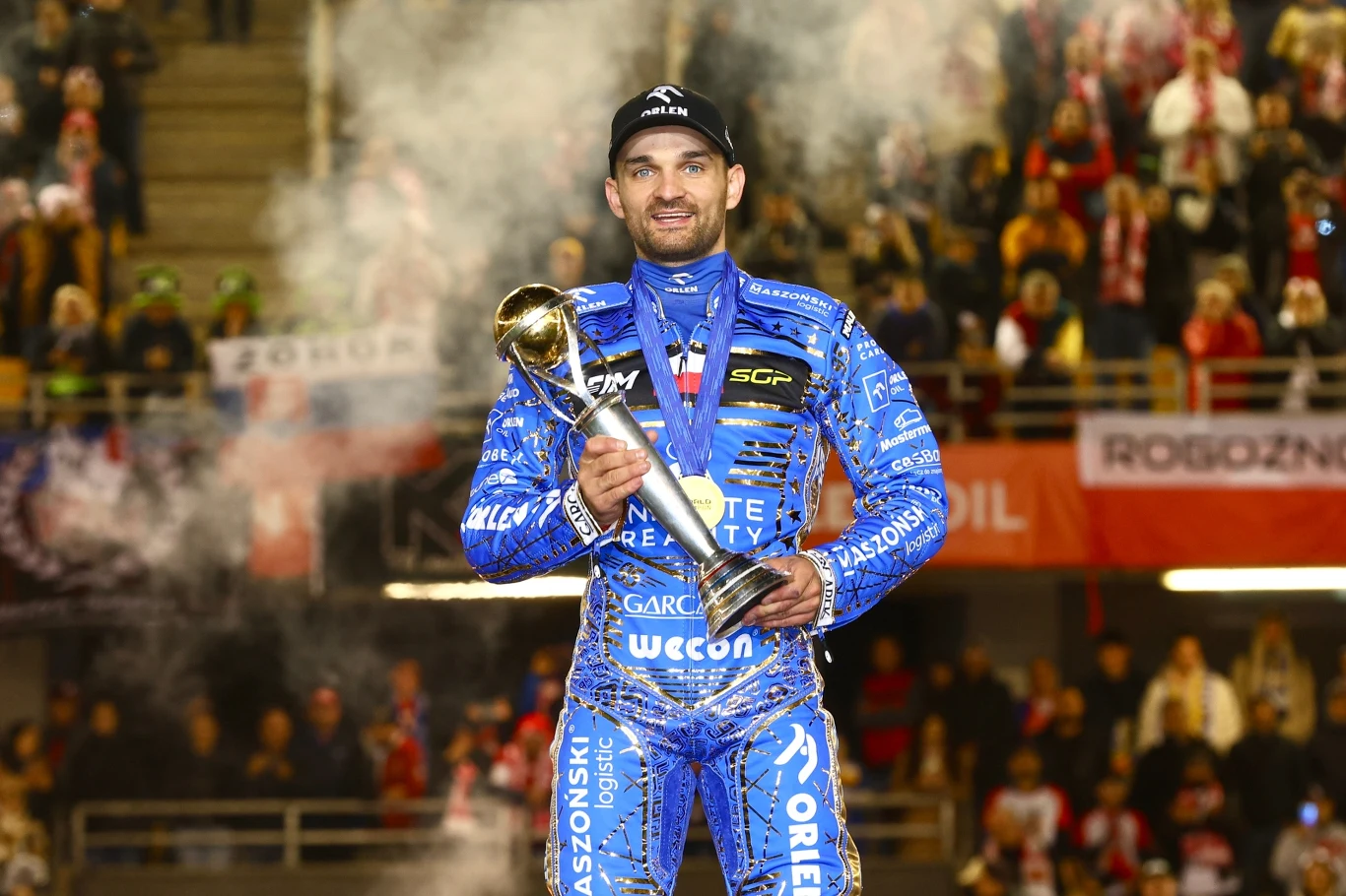 Bartosz Zmarzlik z pucharem za mistrzostwo świata