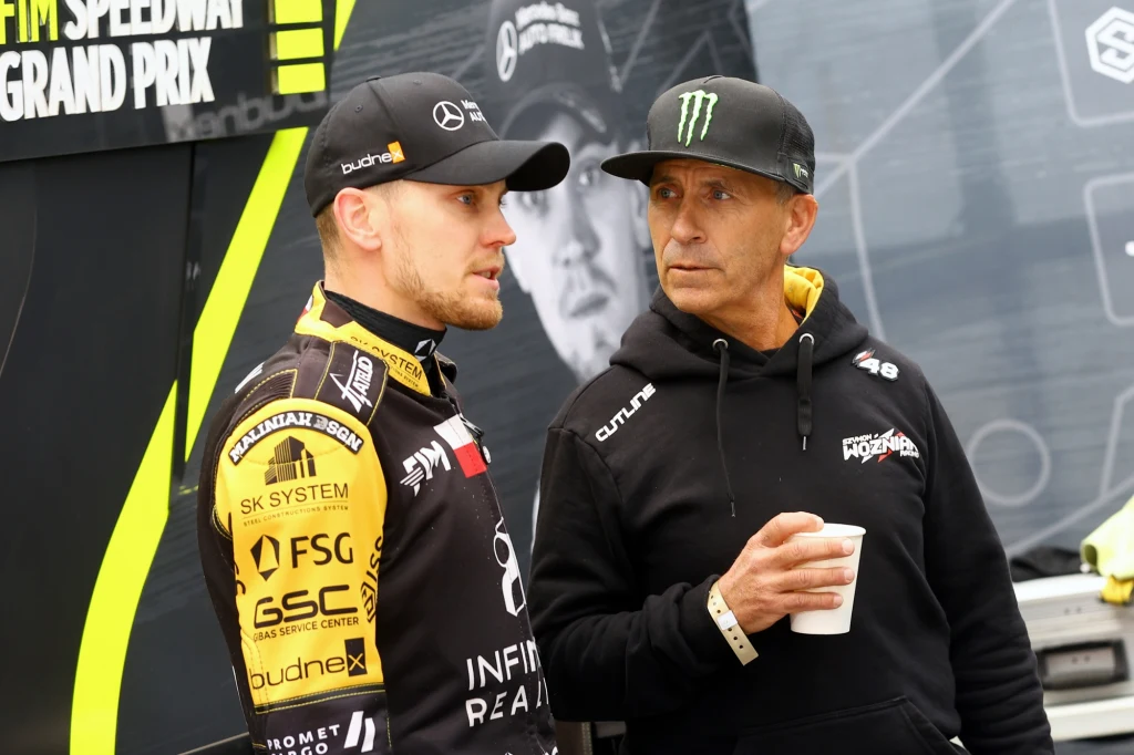 Szymon Woźniak konsultuje się z Gregiem Hancockiem