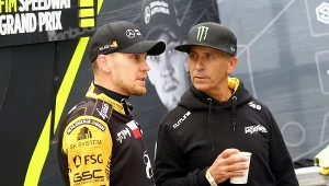 Szymon Woźniak konsultuje się z Gregiem Hancockiem