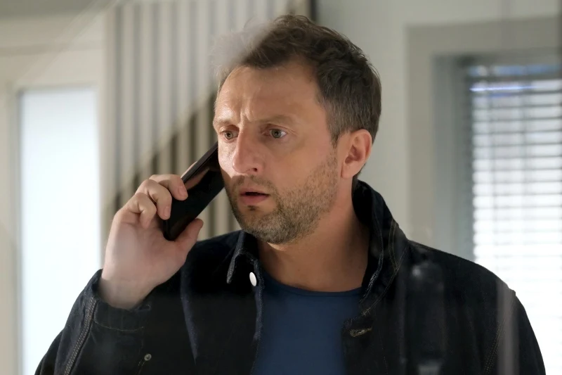 "Człowieku, nie mam czasu na gierki…" - rzuci niczego nieświadomy Bartek "Człowieku, nie mam czasu na gierki…" - rzuci niczego nieświadomy Bartek