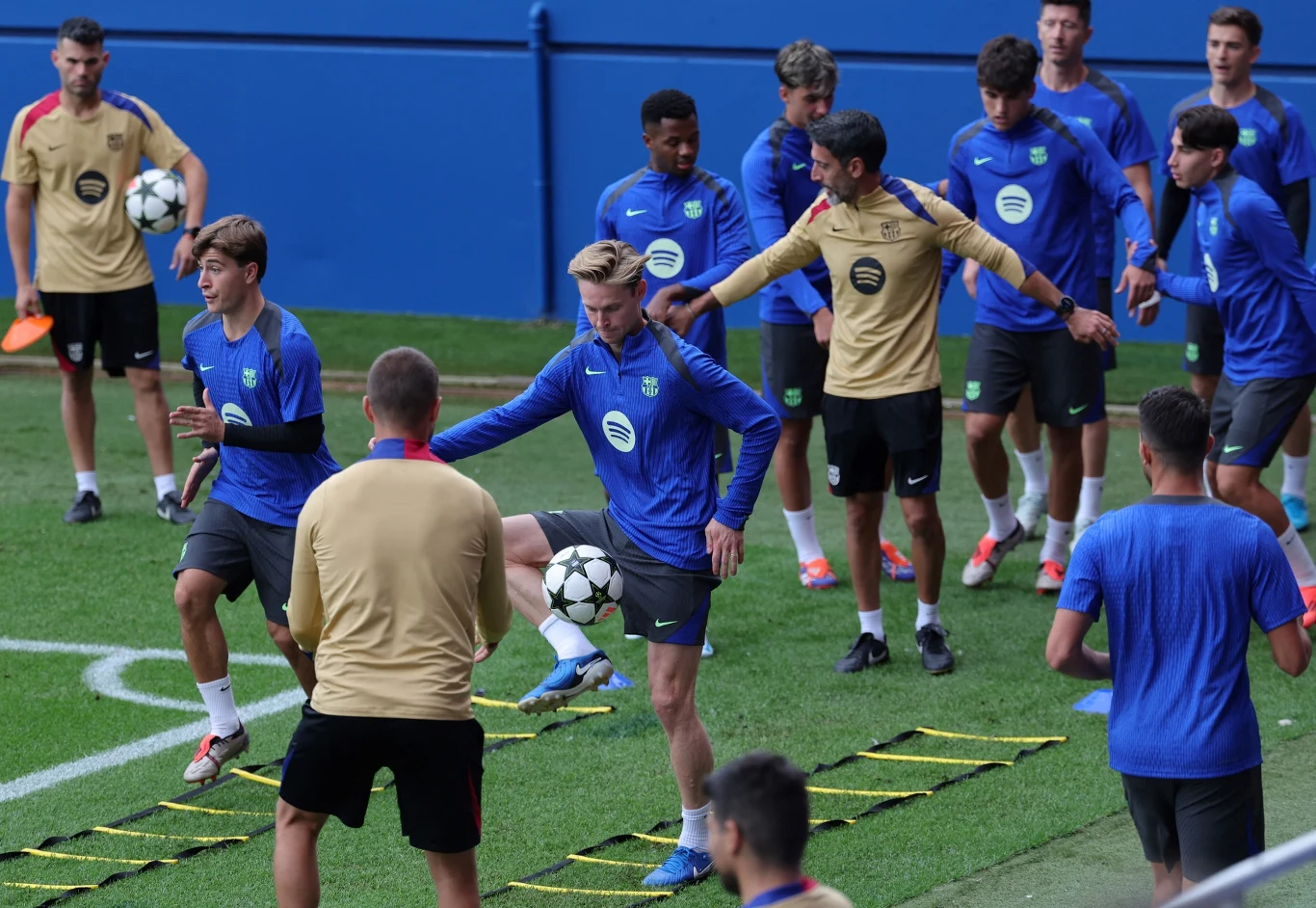 Frenkie de Jong w trakcie rozgrzewki