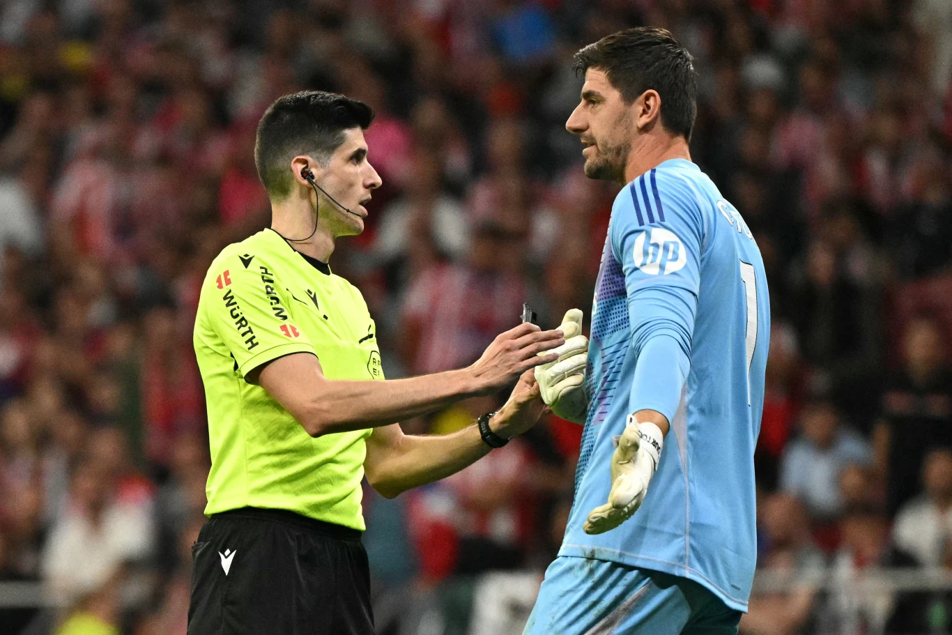 Skonfundowany Thibaut Courtois w dyskusji z arbitrem 