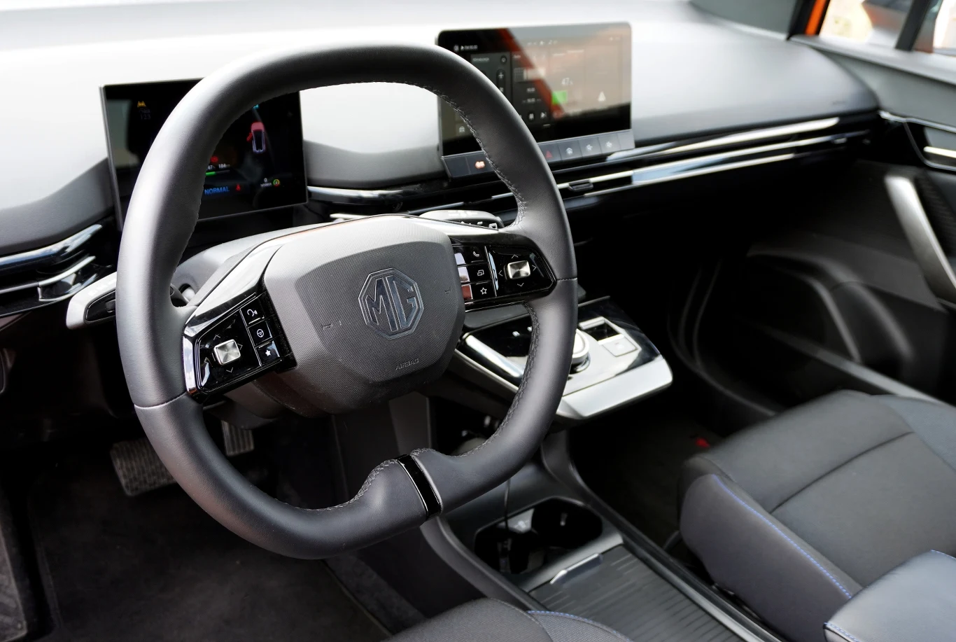 Kabina MG4 jest wystarczająco przestronna, ale czytelność ekranu przed kierowcą mogłaby być lepsza