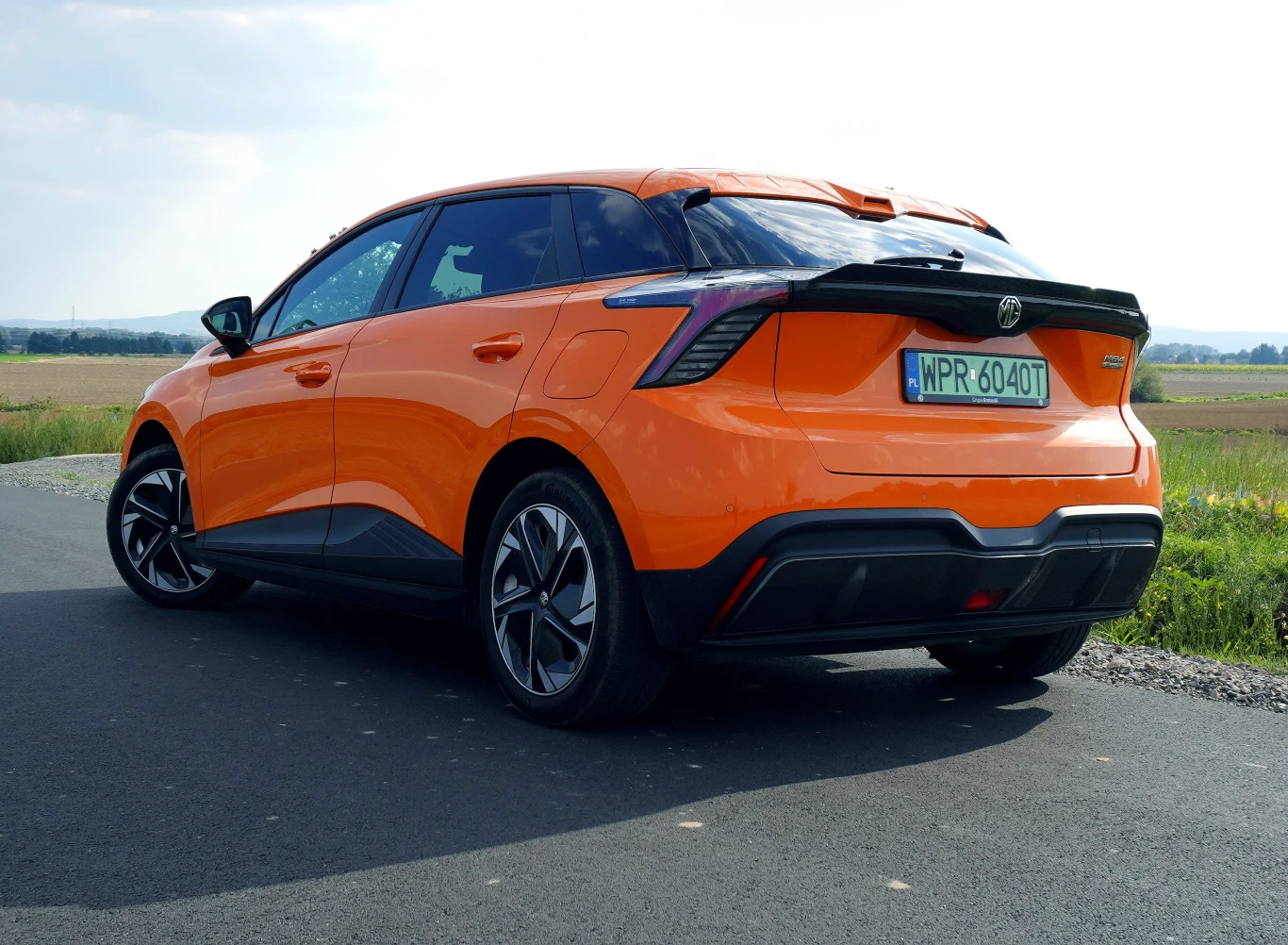 W MG4 wysoko zadarty tył wygląda efektownie, ale mocno utrudnia manewrowanie. Podstawowa wersja nie ma kamery cofania