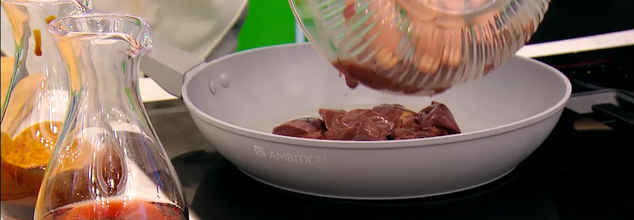 Wątróbka drobiowa z wiśniami i cebulkami