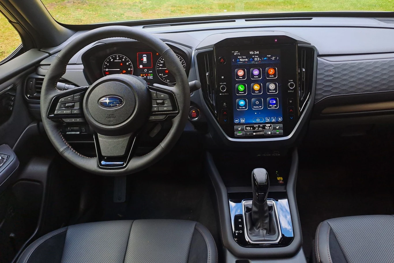 Nowe Subaru Forester wyposażone jest w 11,6-calowy ekran multimediów. Z jego poziomu obsługuje się teraz większość funkcji w aucie. 