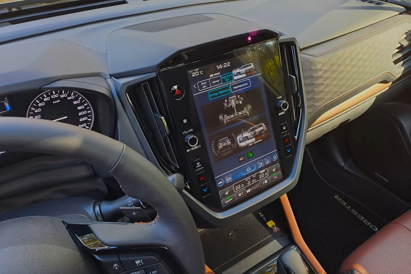 W Foresterze znaleźć można udoskonalony system X-Mode dostosowujący pracę układu napędowego do wymagań terenu. Teraz działa on także, gdy jedziemy na wstecznym.