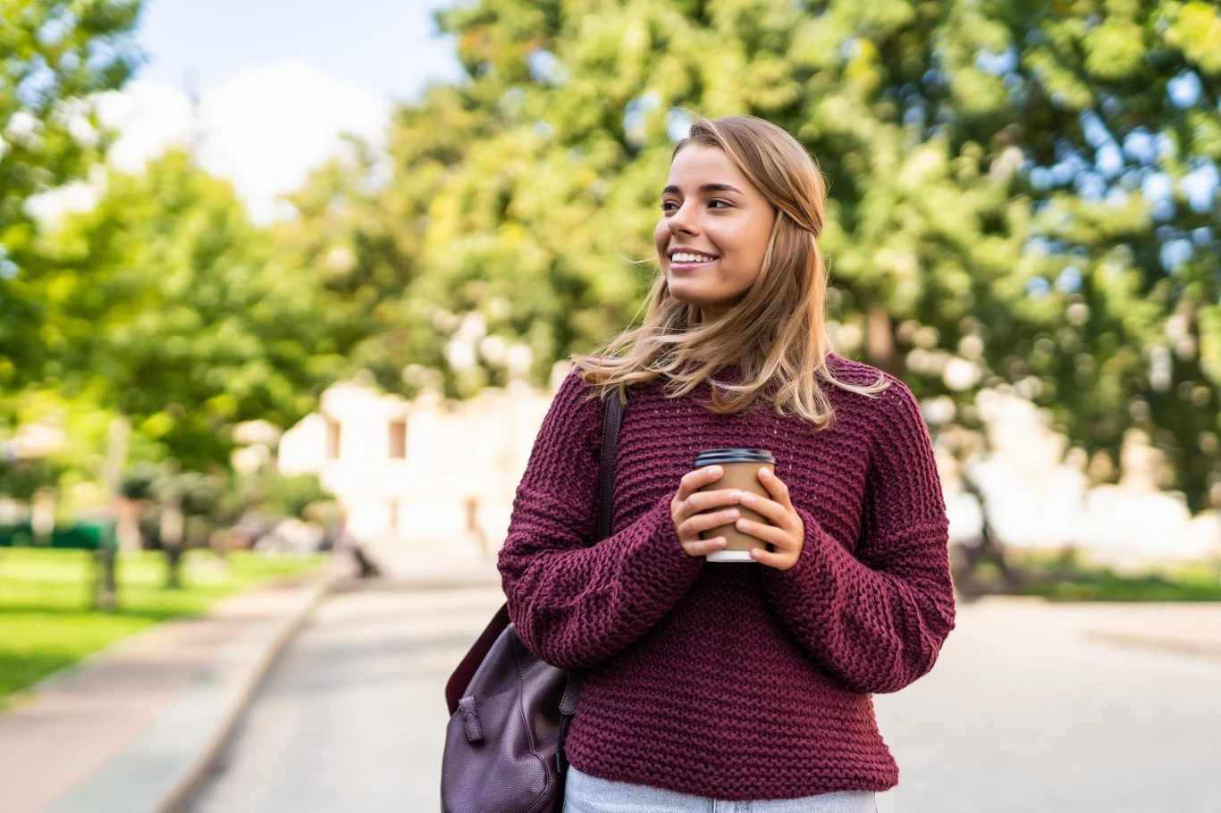 Sweter w kolorze burgundowym to modny wybór tej jesieni. Można go wystylizować na wiele sposobów. Sweter w kolorze burgundowym to modny wybór tej jesieni. Można go wystylizować na wiele sposobów.