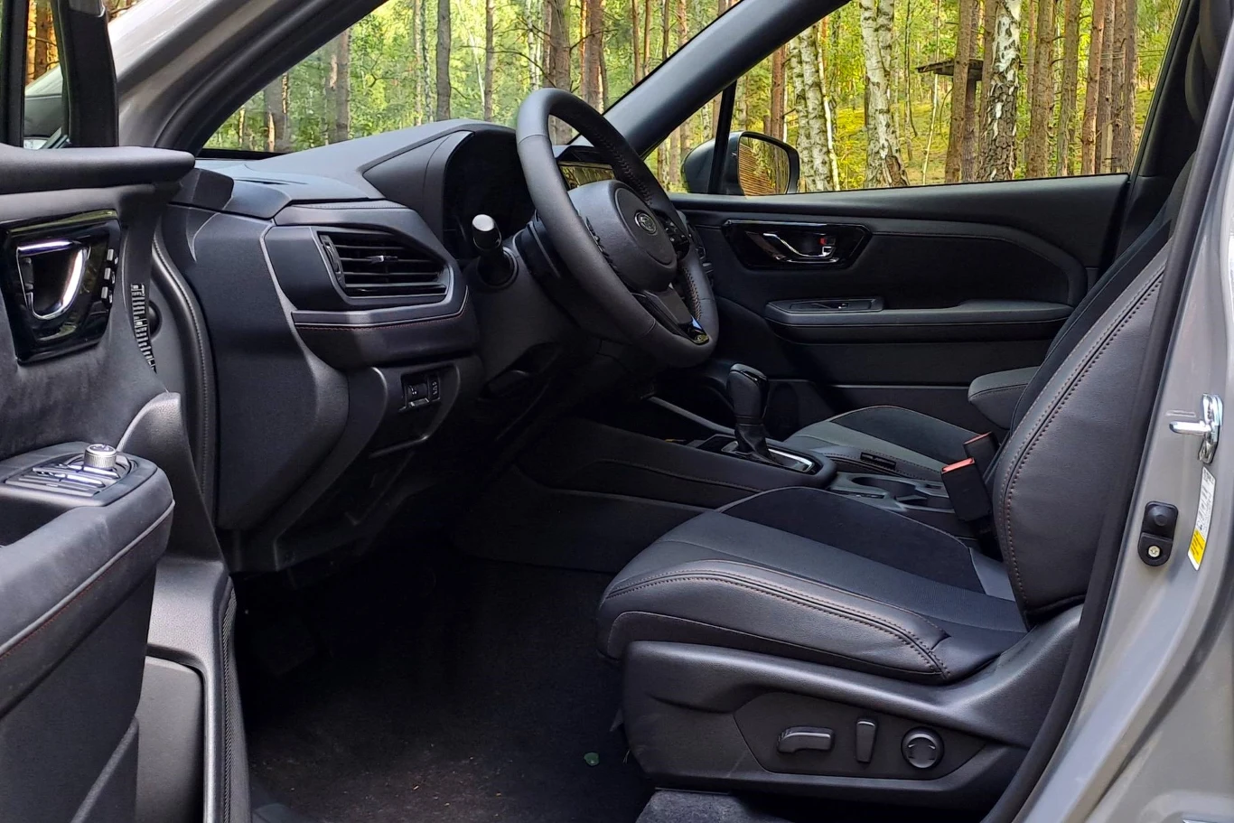 Z przodu podróżujący Subaru Foresterem z pewnością nie będą narzekać na brak miejsca i komfort. Samochód wyposażony jest w nowe fotele, które mają sprawić, że dłuższa podróż autem nie będzie wiązała się z bólem pleców. 