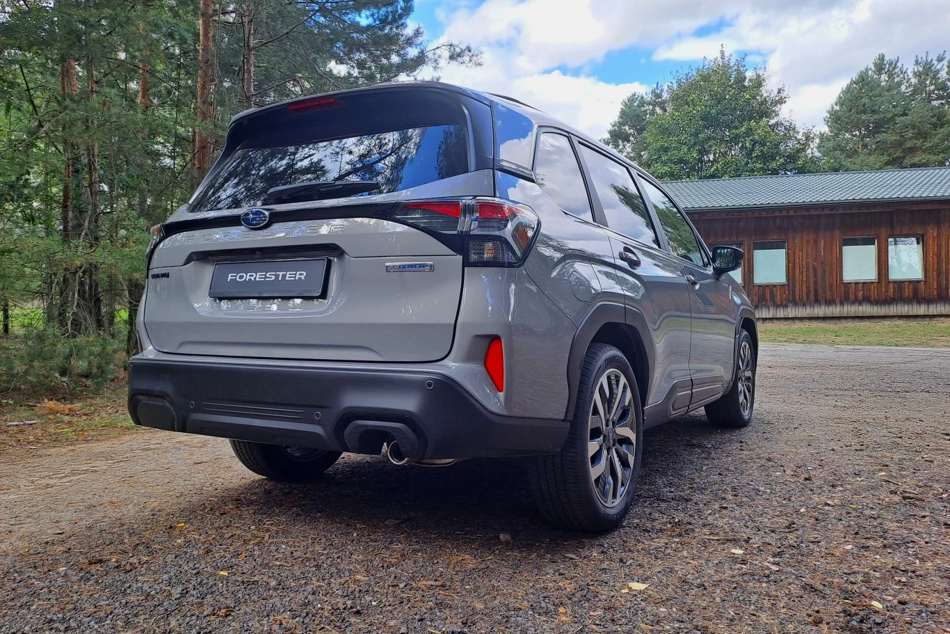 Nowe Subaru Forester wyposażone jest w dwulitrowy silnik benzynowy o mocy 136 KM i 182 Nm. Wspiera go instalacja elektryczna generująca 17 KM i 66 Nm.