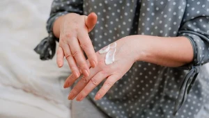 Brak zmarszczek po namoczeniu dłoni? To objaw, którego nie wolno lekceważyć