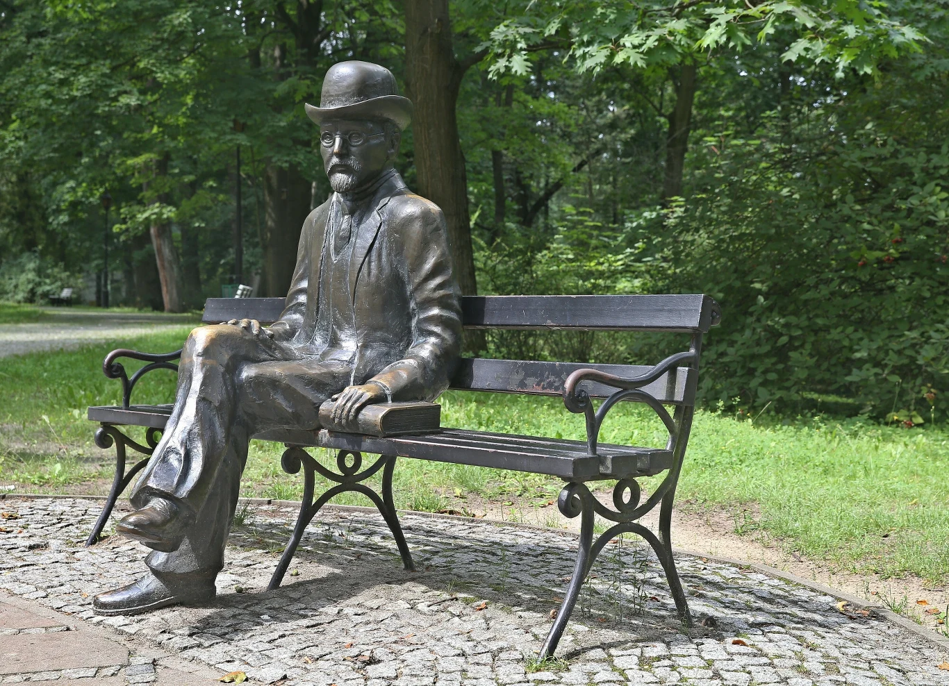 Ławeczka Bolesława Prusa w Parku Zdrojowym w Nałęczowie. Ławeczka Bolesława Prusa w Parku Zdrojowym w Nałęczowie.