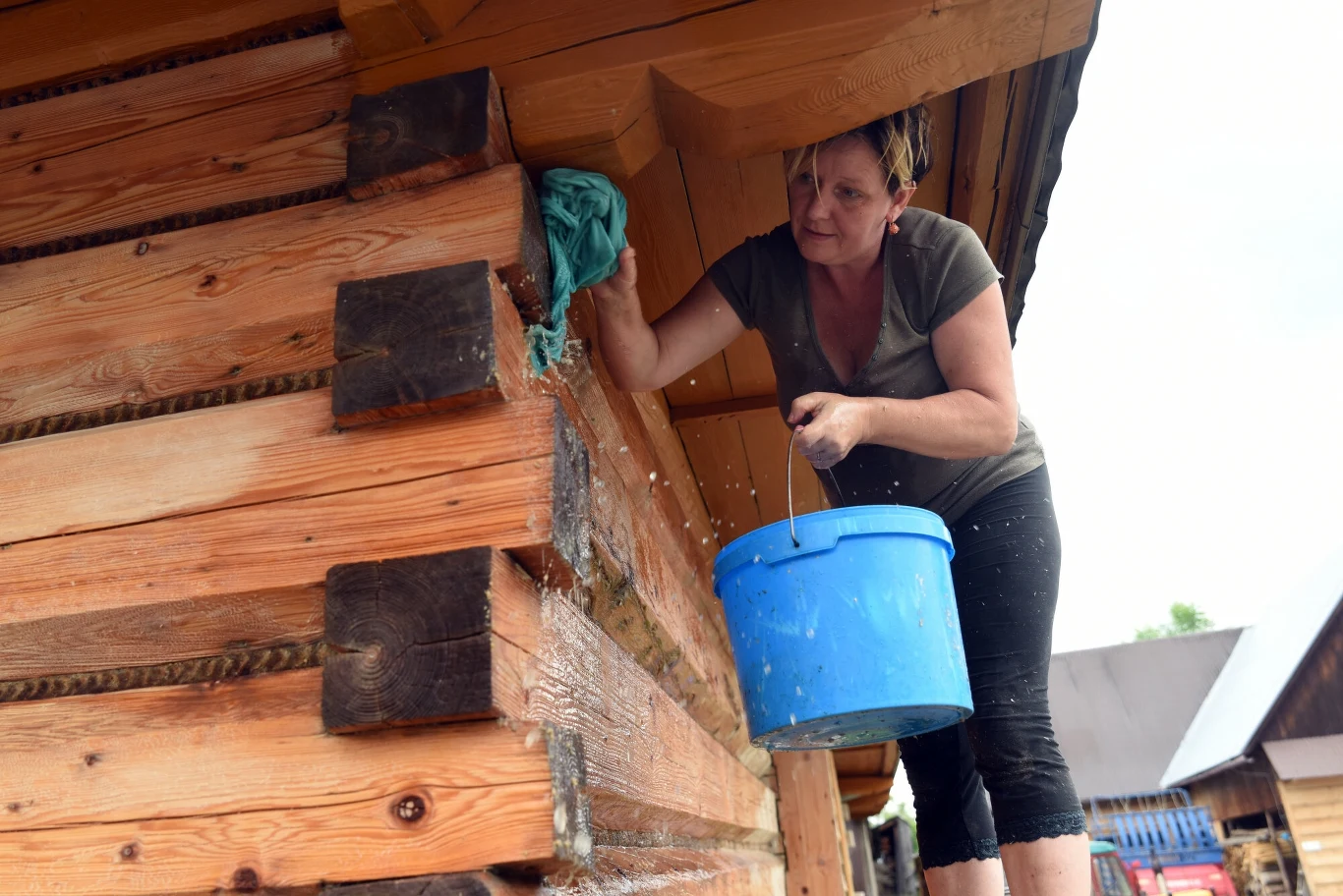 Mieszkańcy Chochołowa bardzo dbają o swoje domy. Myją je regularnie, by zachowały idealny wygląd Mieszkańcy Chochołowa bardzo dbają o swoje domy. Myją je regularnie, by zachowały idealny wygląd