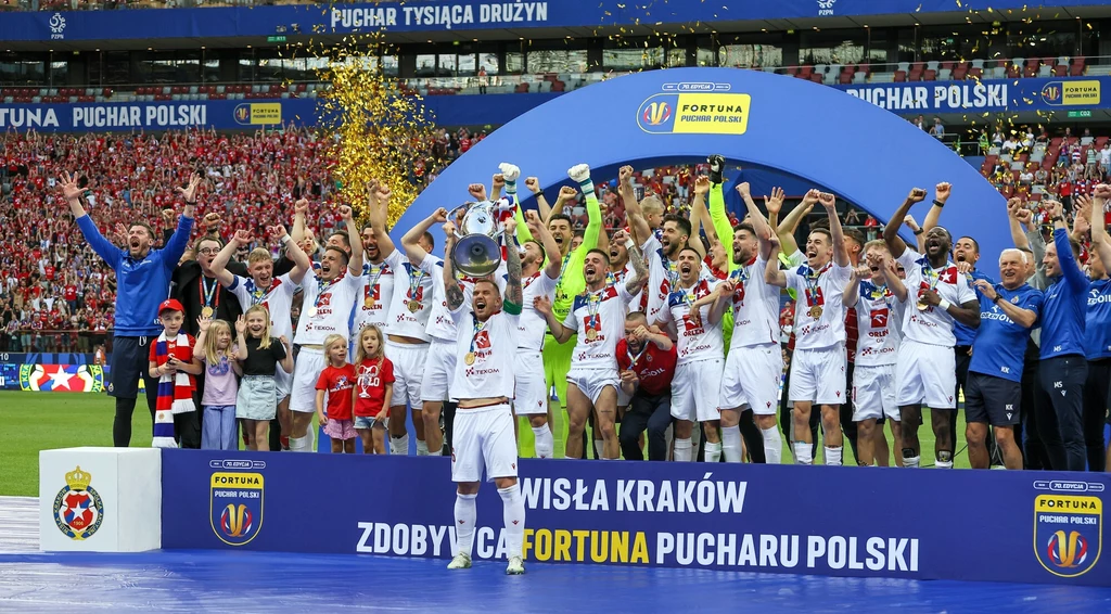 Piłkarze Wisły Kraków z Pucharem Polski Piłkarze Wisły Kraków z Pucharem Polski