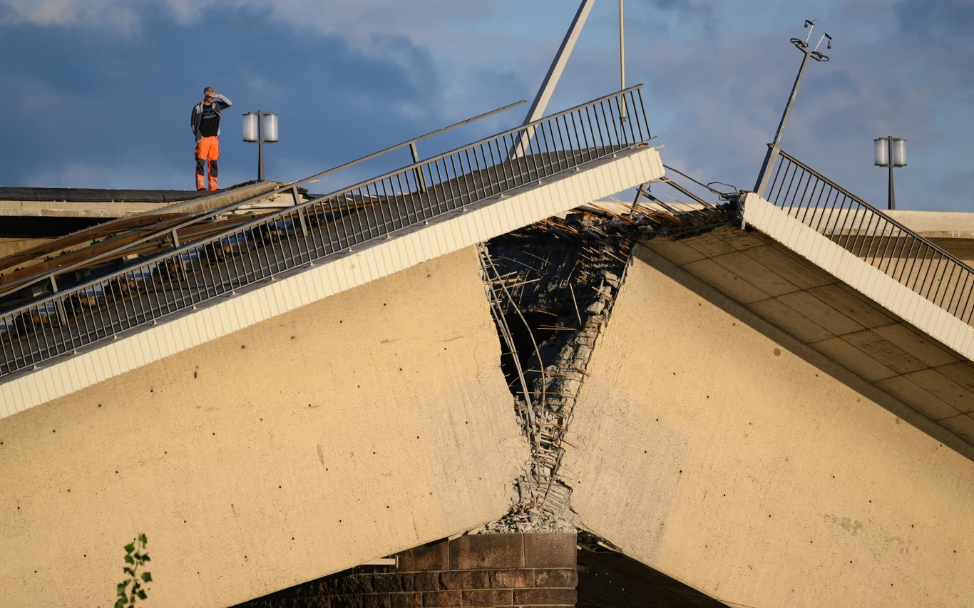 11 września do wody runęłą część mostu Caroli w Dreźnie. Nikt nie ucierpiał 11 września do wody runęłą część mostu Caroli w Dreźnie. Nikt nie ucierpiał