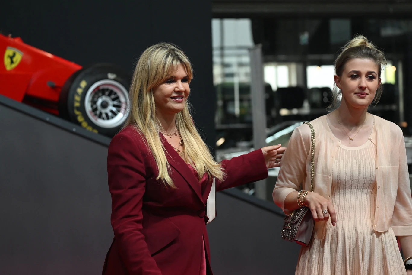 Corinna Schumacher (żona Michaela, z lewej) i córka Gina (z prawej)