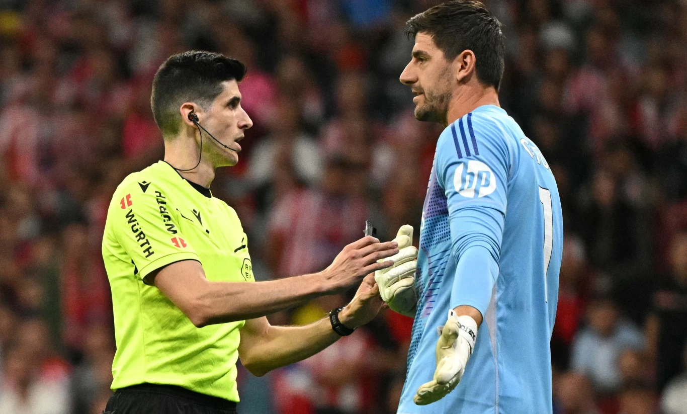 Thibaut Courtois w rozmowie z arbitrem meczu Atletico - Real