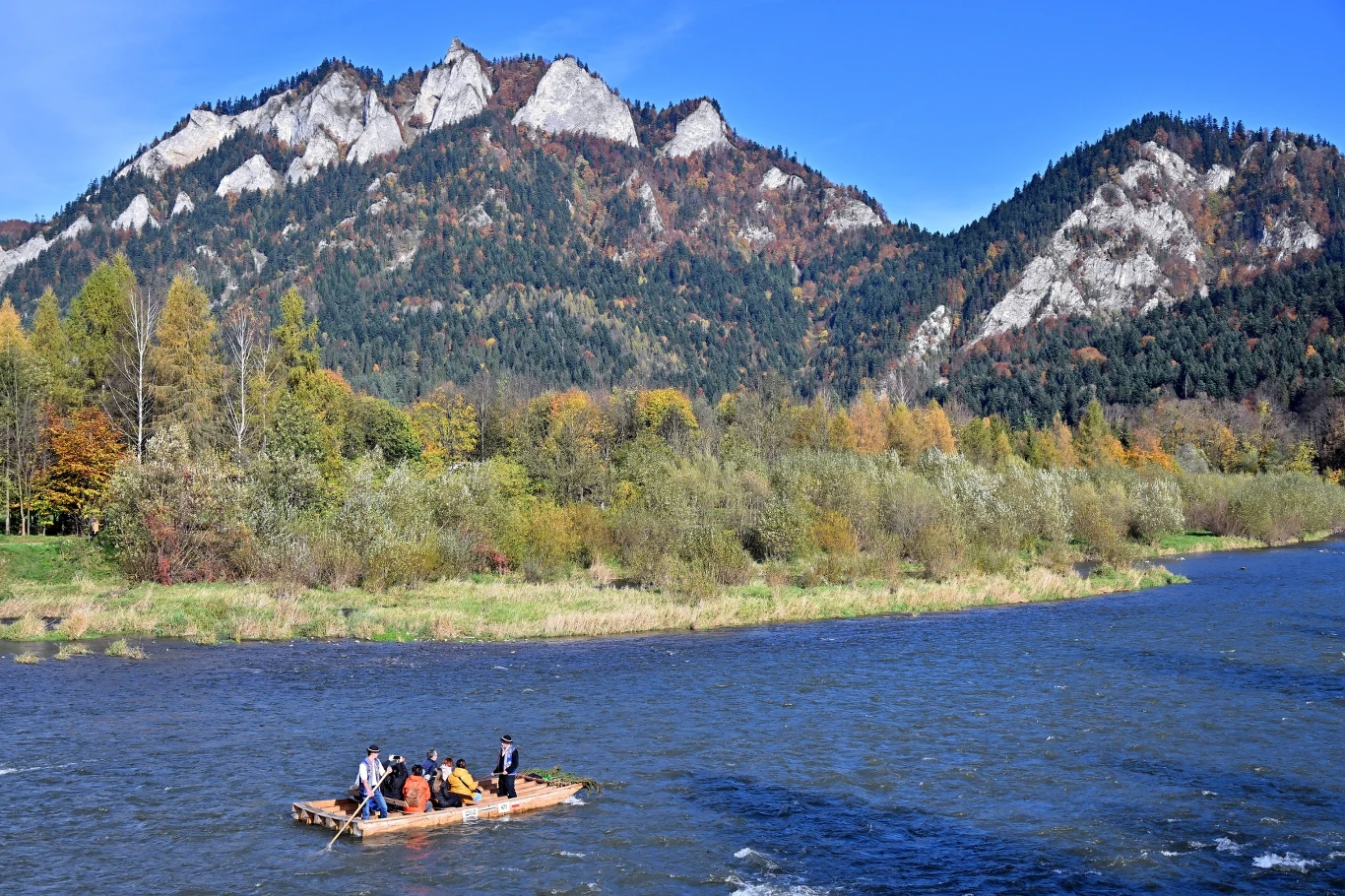 Jesienny spływ Dunajcem dostarcza wielu wrażeń i malowniczych widoków. 