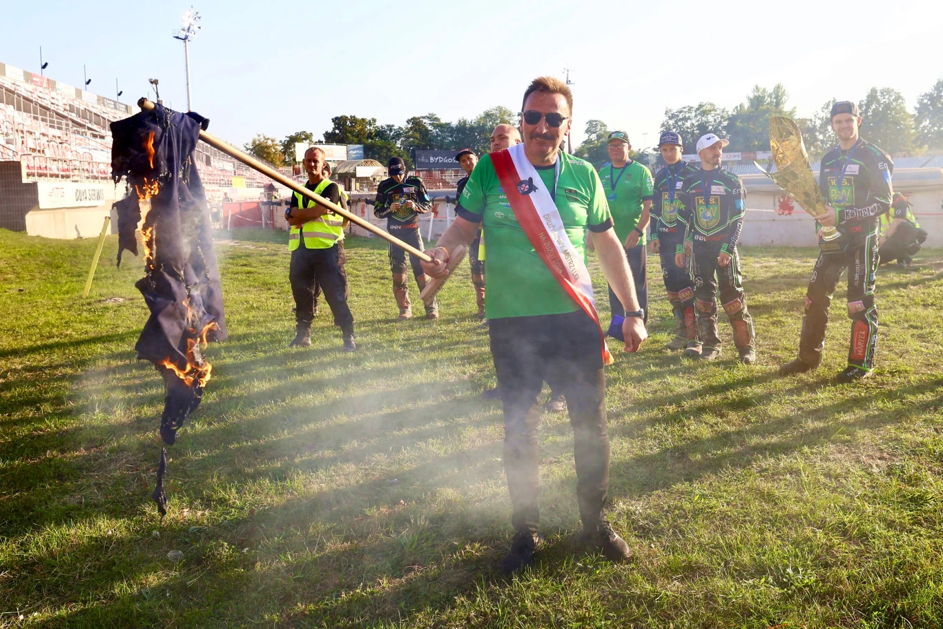 Prezes ROW-u Rybnik Krzysztof Mrozek pali marynarkę.