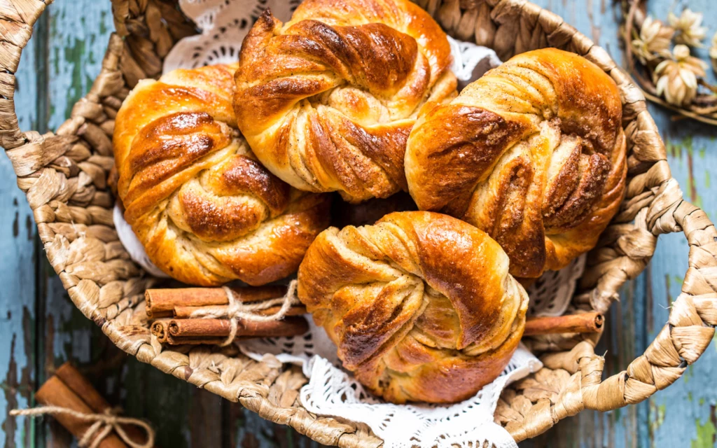 Kanelbullar – szwedzkie bułeczki cynamonowe