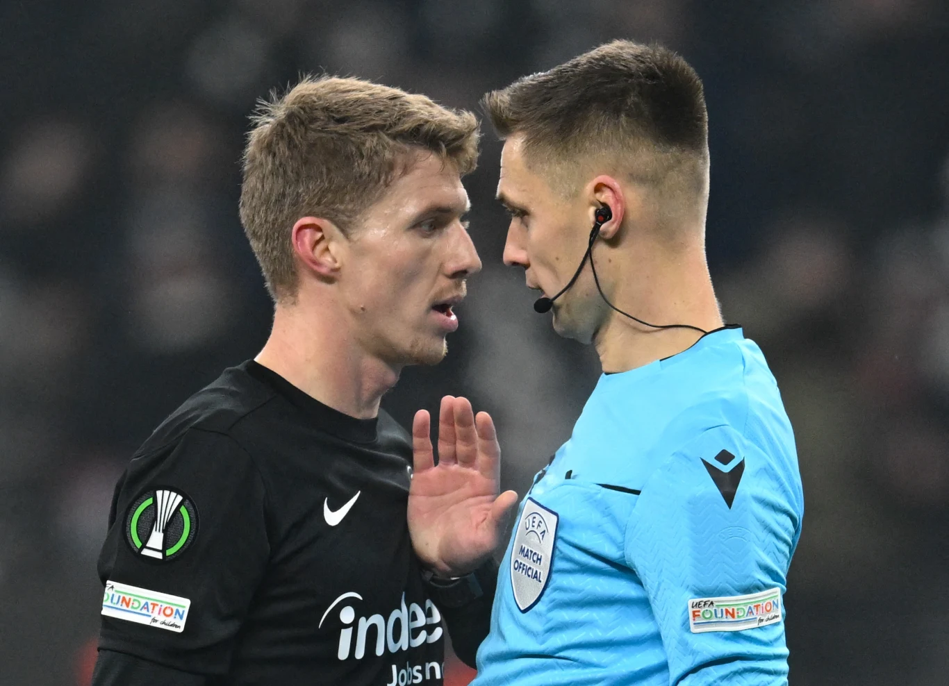 Damian Sylwestrzak podczas meczu Eintracht Frankfurt - PAOK Saloniki w Lidze Konferencji