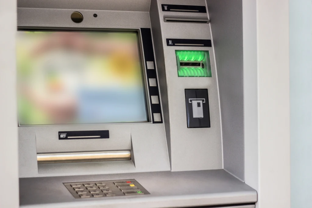 Przestępcy prawdopodobnie założyli detektory na bankomat.